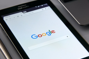 Tablet z wyszukiwarką Google na ekranie