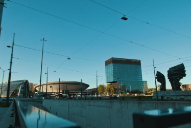 Centrum Katowic z widokiem na pomnik skrzydeł, spodek i biurowce