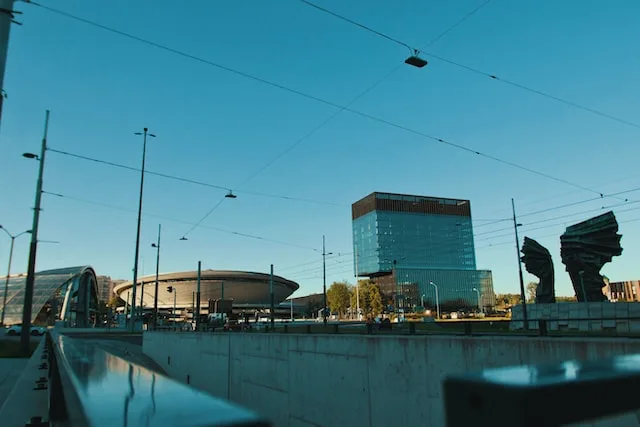 Centrum Katowic z widokiem na pomnik skrzydeł, spodek i biurowce