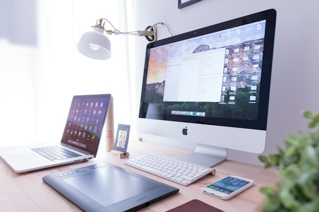 komputer i lap[top apple na biurku