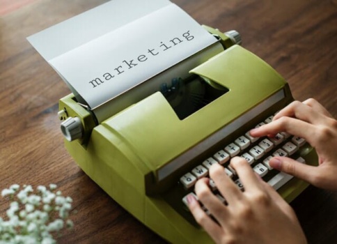 Maszyna do pisania z kartką